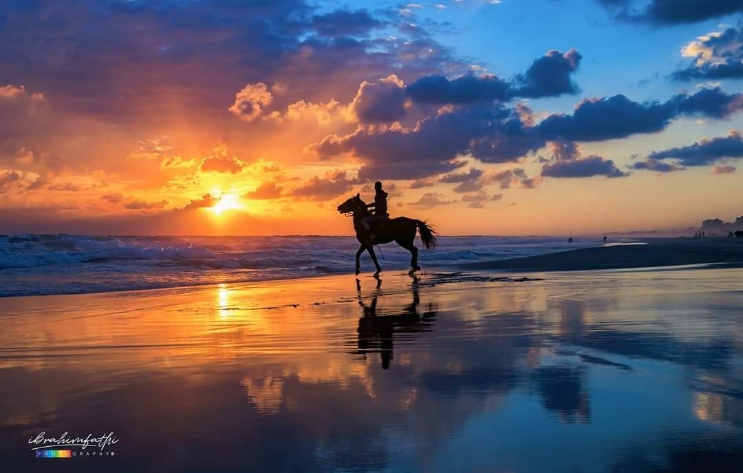 Victor bauer американский фигуративный художник. двое на закате у моря. конь на берегу моря. двое у моря. уильям хенли непокоренный.