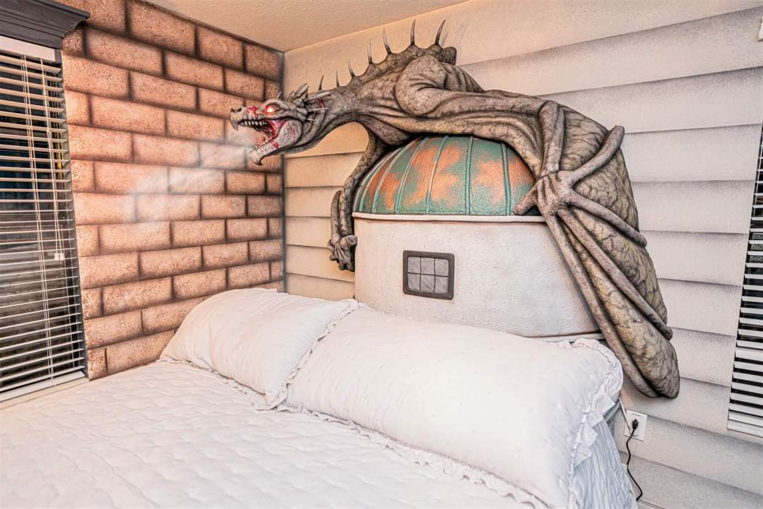 BruxoJornal's tweet photo. Não há apenas quartos com temas de casa, mas também alguns mais projetados em outros lugares do mundo bruxo. #Gringots * #BecoDiagonal #SalãoComunal e até o campo de #Quadribol 😍🧙🏾 https://t.co/Xflu0iCWSt