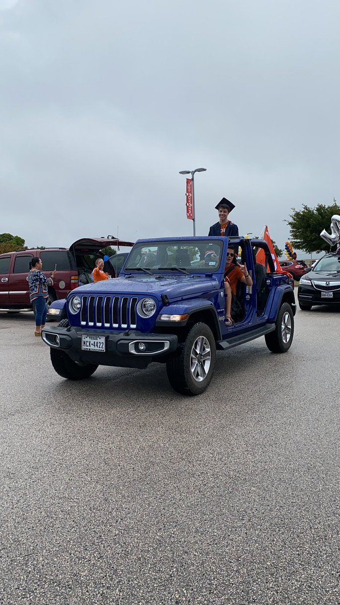 LongakerKelly's tweet photo. @TomGlennHS Parade celebrating #seniors2020!
Way to go @Bretthaden12! https://t.co/Pde3qb19Xv