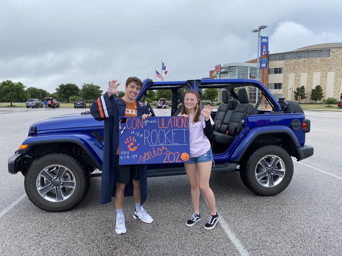 LongakerKelly's tweet photo. @TomGlennHS Parade celebrating #seniors2020!
Way to go @Bretthaden12! https://t.co/Pde3qb19Xv