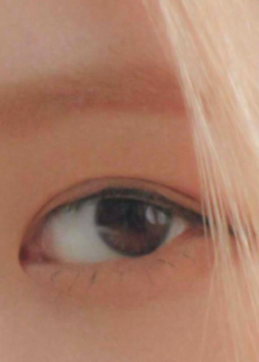 aeonkjs's tweet photo. won't forget the way she did rosé's eye dirty and the ysl incident. Now she stole some make up ideas...
#maengisoverparty
#MAENG_OUT https://t.co/QRF0w5zZbS