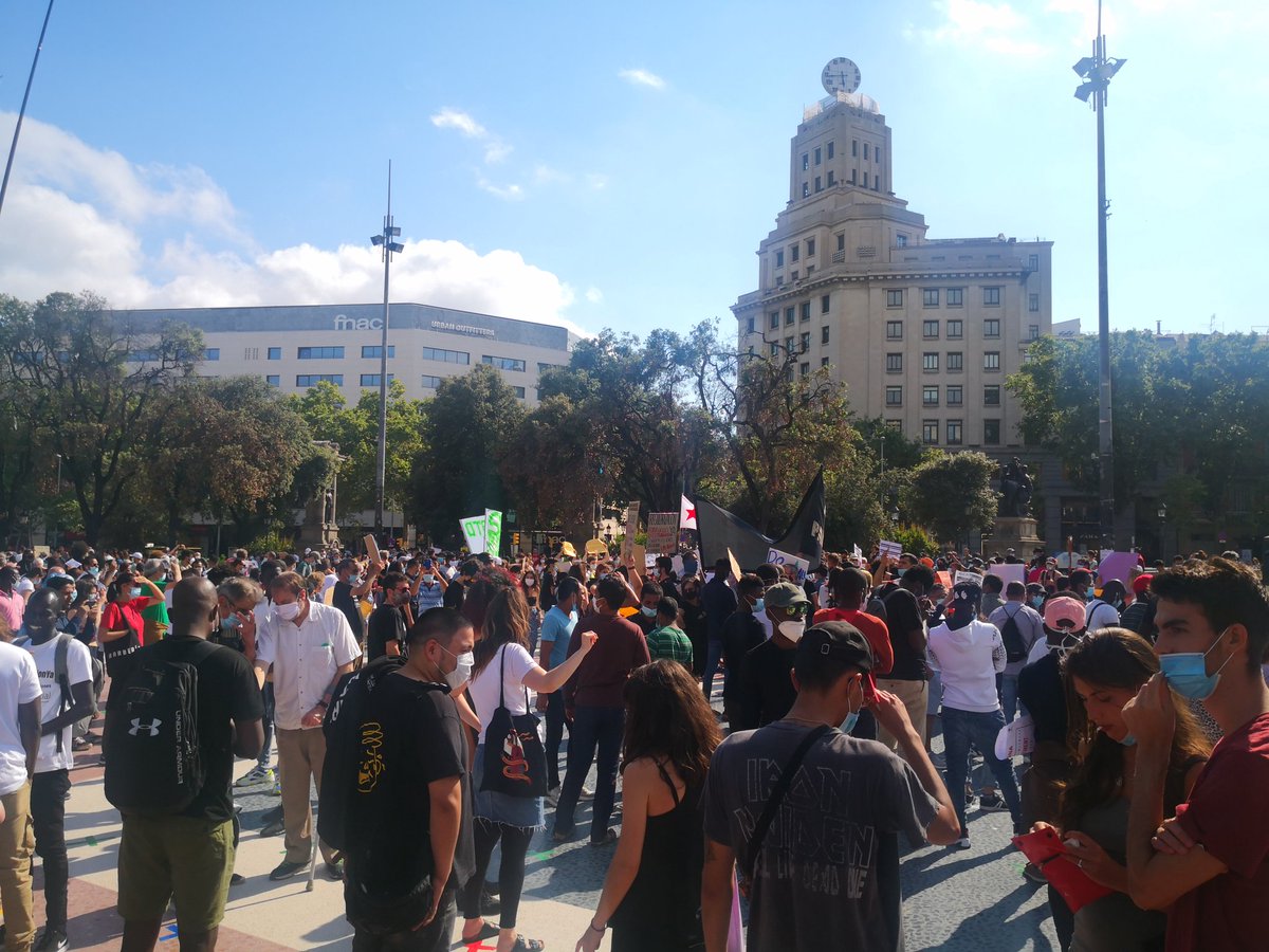 CUPBarcelona's tweet image. Ara mateix a la Plaça de Catalunya, concentració #RegularitzacióxTotes!! #RegularizaciónYa