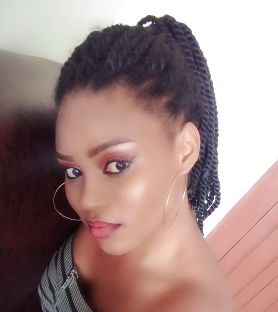 Carolcandy17's tweet photo. For all your makeup needs #0754424528 https://t.co/knBsVa7G4N