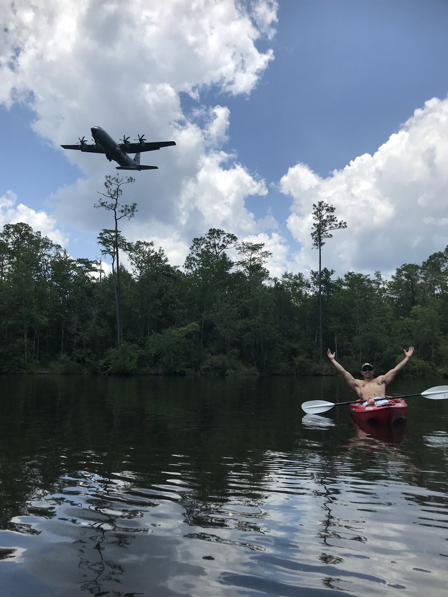 403rdWing's tweet photo. #FlyingJennies
Work hard, play hard; stay safe and enjoy the weekend. 📦✈️
#ReserveReady #ReserveResilient #WingOfChoice
#TacticalAirlift #AMXS #C130J #SuperHercules https://t.co/9QIkmHLRpa