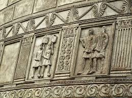 No literary refs survive for the Tropaeum, so we rely on arch evidence. 49 surviving metopes show   #Roman contact, diplomatic & military, w/ tribes from Lower Danube frontier Based on icon details, tribes likely Dacians, Sarmatians & Germans (11/x) #MuseumsUnlocked