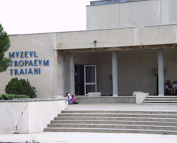 The National Communist gov of Romania (dif from the earlier Soviet-aligned gov) reaffirmed this message when they reconstructed the Tropaeum in the 1970s.Today it stands within an archaeological park, & the Muzeul Adamclisi  holds the original metopes (8/x) #MuseumsUnlocked