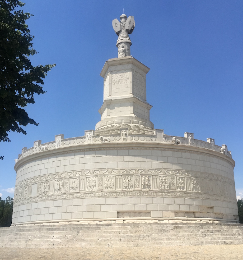 So what does the Tropaeum Traiani consist of? A large drum, up a flight of 7-9 steps 54  #metope circular narrative w/ friezes  a roof w/ trophy statue, decorated w/ reliefs (9/x) #MuseumsUnlocked  #romanarchaeology