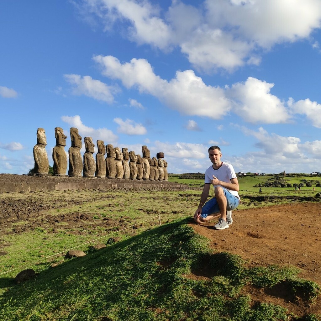 GuiaLowCost's tweet photo. 🗿 AHU TONGARIKI: los 15 Moáis y el Mejor Amanecer de la Isla. Este es el mayor centro ceremonial de #rapanui, tiene una plataforma de cien metros de largo donde encontramos 15 moáis (fue reconstruido en 1996) 〰️
#viaje a #chile #isladepascua #WhereTh… https://t.co/tERyVyDRee https://t.co/0rInuONQYc
