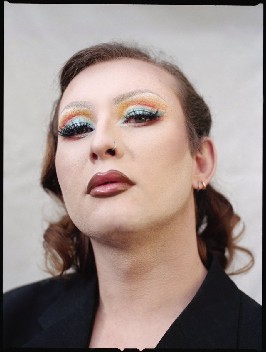 First time in drag and I’m so excited to introduce you to my wonderful Drag Queen alter ego Kelly Kelloggs 🖤 looking good right!? 📸 <a href="/MuylleInes/">Ines Vansteenkiste-Muylle</a>