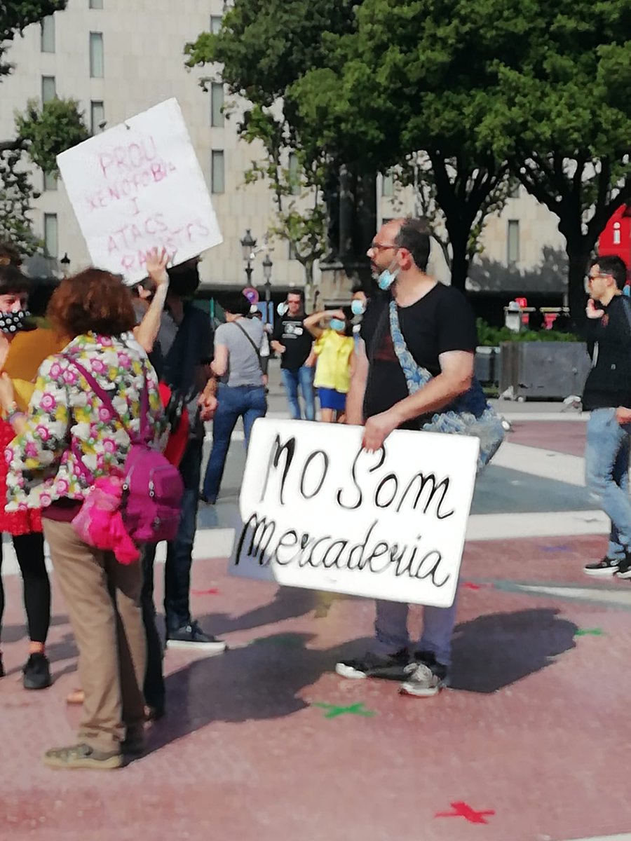 fundacioflama's tweet image. Ara mateix a Pl. Catalunya (Barcelona) som moltes i molts reclamant #RegularizacionYa #RegularitzacioXTotes