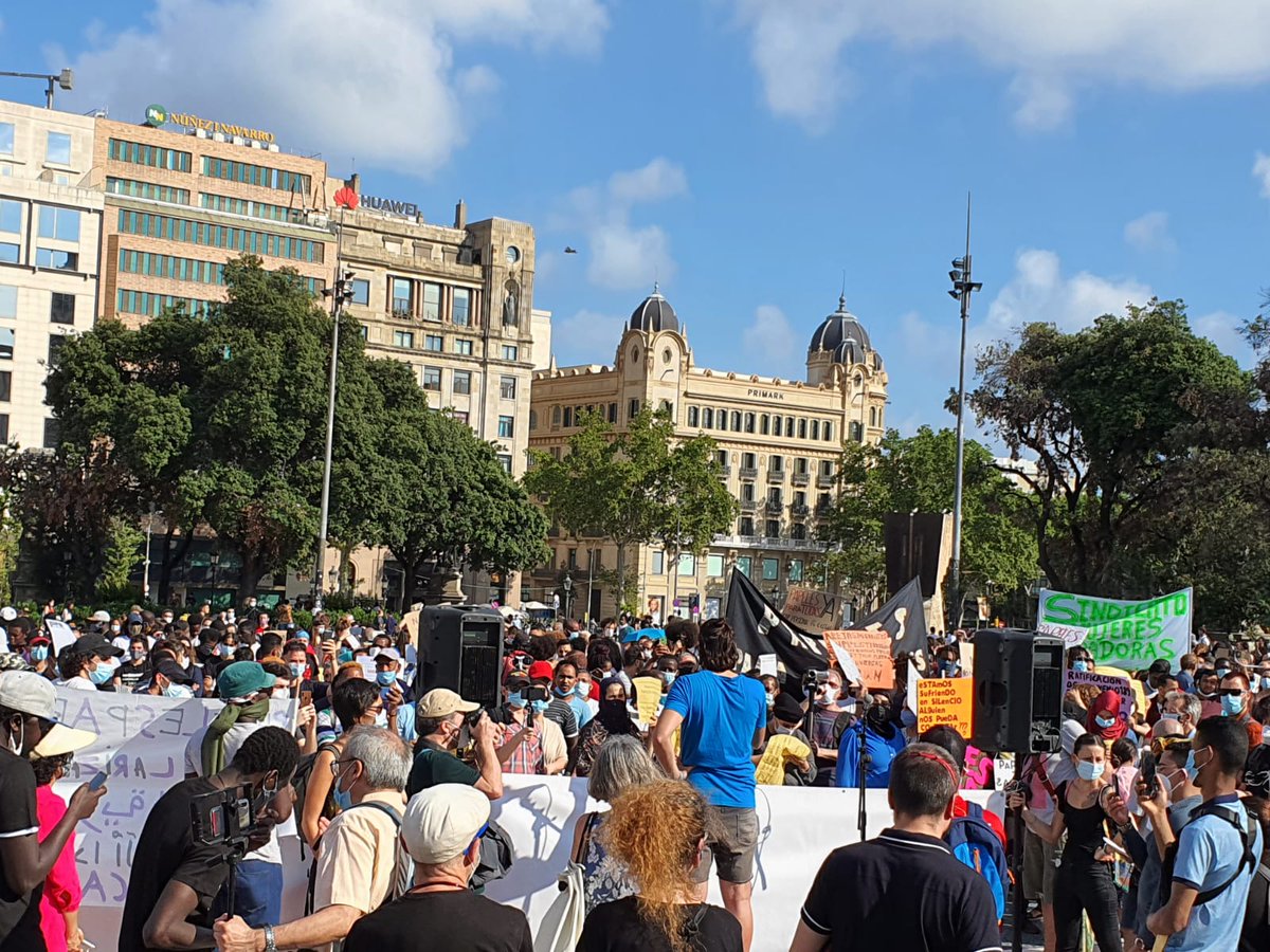 fundacioflama's tweet image. Ara mateix a Pl. Catalunya (Barcelona) som moltes i molts reclamant #RegularizacionYa #RegularitzacioXTotes