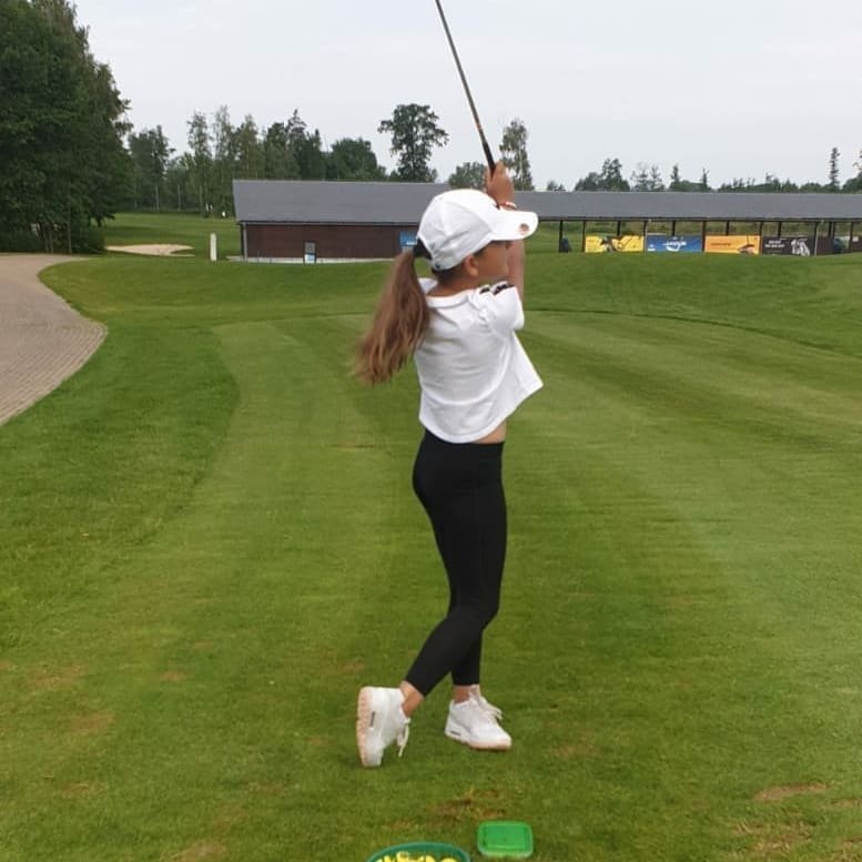 oliviagrachova's tweet photo. My training - good job 🏌️♀️👏👍
#STARSforSTARS #starsforstarsteam #skga #slovakgolf #drivechipandputt #girlsthatgolf #fashionstyle #golfgirls #girlsgolf #9yearsold #golfstagram #golftraining #golfgame #golfaddict https://t.co/28Wa4fODWz