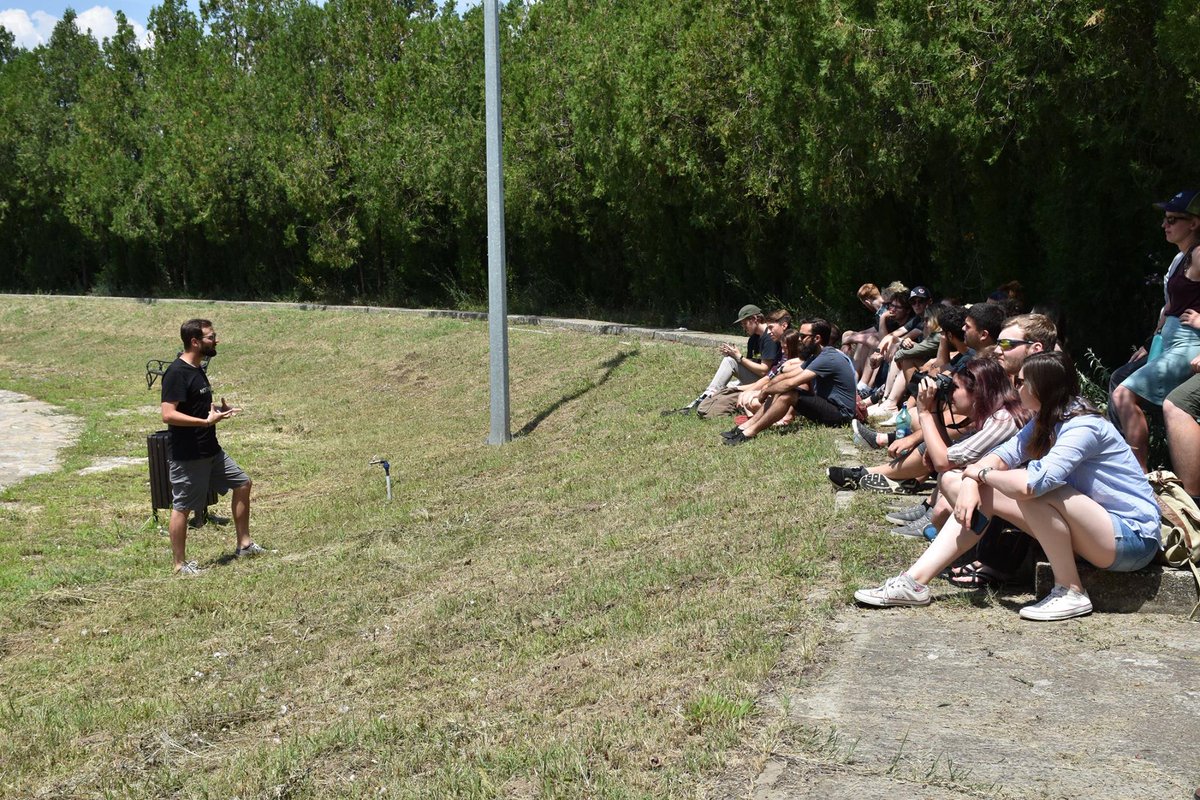 In 2018 we took our  #Halmyris volunteers to see the Tropaeum, & our staff members  @JonathanQuiery &  @emilyhanscam presented on the history & iconography of the monument & its role w/in Romanian nationalism (14/x) #MuseumsUnlocked