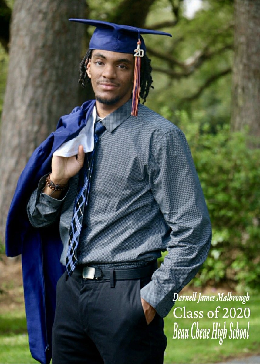 rea1nell's tweet photo. Through everything that went wrong in 2020 ! I manage to reached another accomplishment in life 🙏🏽#Classof2020 #explore #like https://t.co/kl0fj1WScH