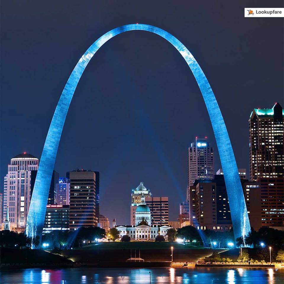 lookupfare's tweet photo. St. Louis Arch "Gateway to the West" in #StLouis is both symbolic and eye catching. Rising above the city, gleaming in the midday sun and illuminated at night, the arch can be seen from miles away on the otherwise flat surroundings. #USA https://t.co/i0qn6qBas8