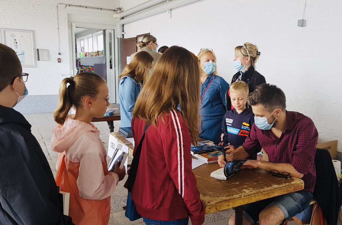 Une journée qui fait chaud au cœur... 🤩 retour aux écoles de Raimbeaucourt (Noir Charbon) pour la remise du recueil de nouvelles écrit par les élèves dans le cadre de mes interventions de novembre et décembre dernier. Merci à là formidable équipe qui s’est investie ! 😁