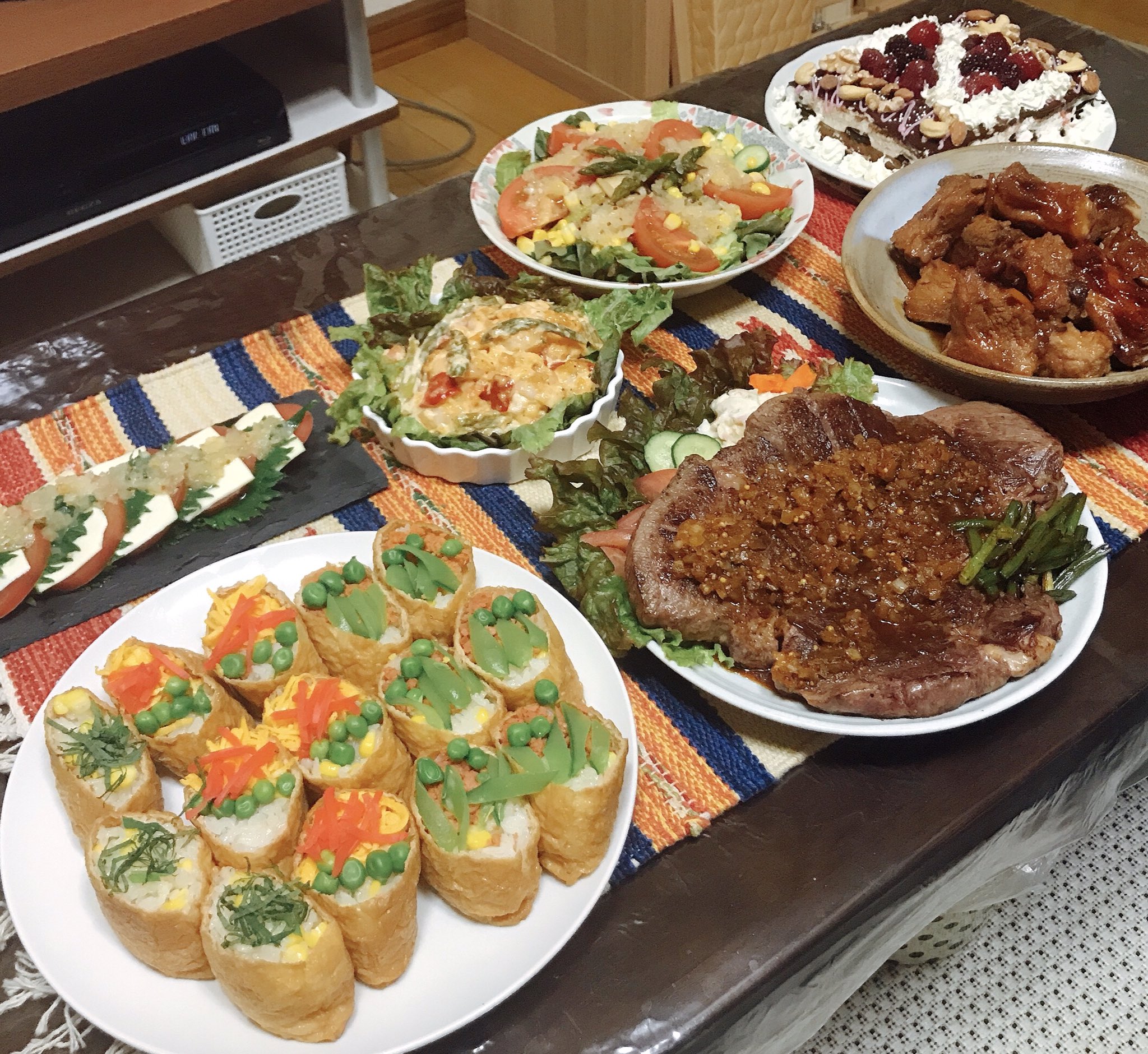 Twitter 上的 ルーナ 今日は旦那の誕生日 夕飯 は少し豪華になる様に頑張りました いなり寿司 ドデカステーキ マーマレードスペアリブ 大葉カプレーゼ アスパラ海老マヨ きのこサラダ 手作りチョコムースケーキ 献立 料理 お祝い料理 T