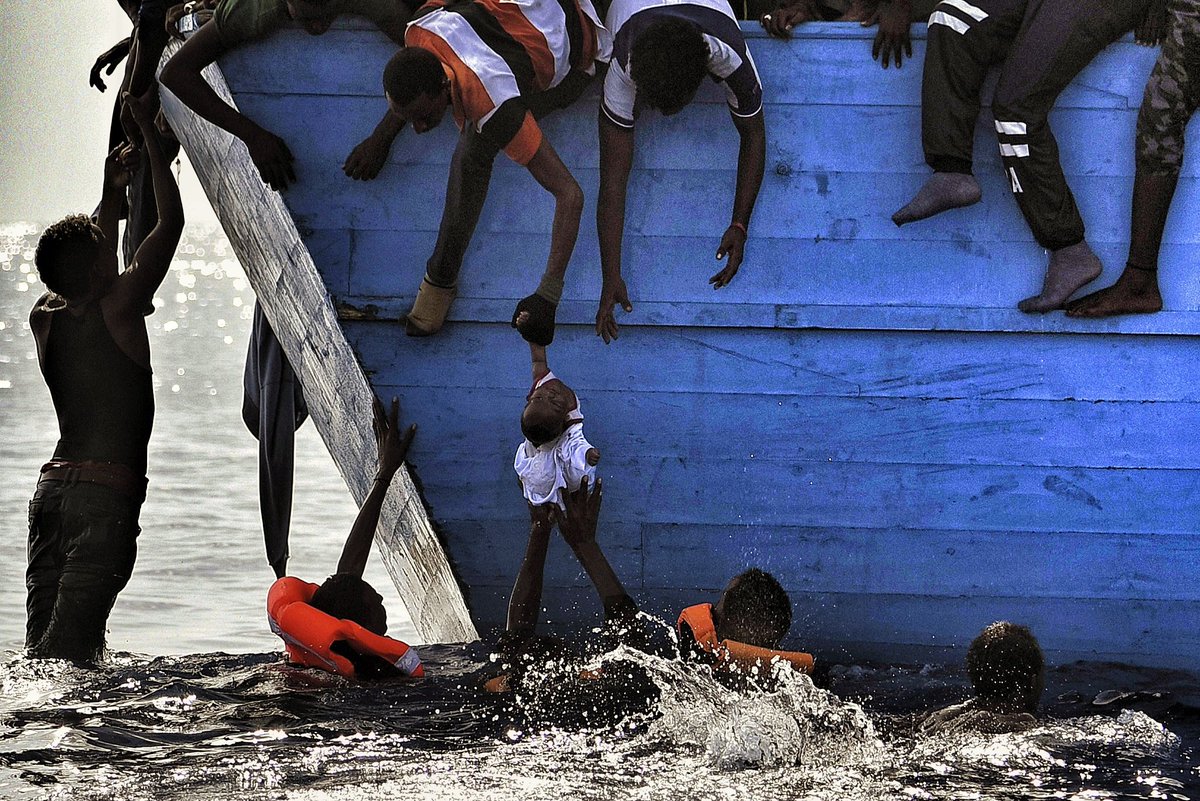 Siguen ahogándose en el Mediterráneo.
No los vemos, porque ya no quedan testigos ni barcos de rescate.
La tortícolis que nos va a dar por mirar hacia otro lado.
De la conciencia ya, ni hablamos.
Imagen Messinis.
#DiaMundialDelRefugiado