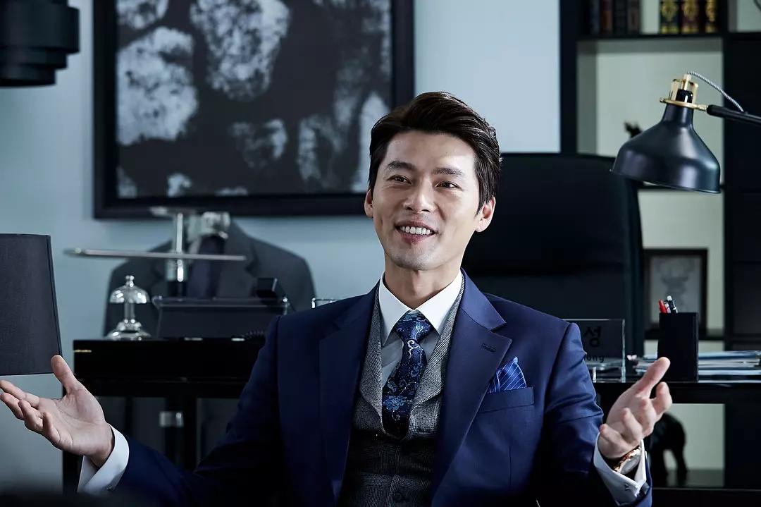 MetroMagPH's tweet photo. Starring man of the hour Hyun Bin, #TheSwindlers is an action crime movie where unlikely allies from different sides of the law must take down the world's most legendary con man! Are you in or out? Catch it tonight at 9 PM on Metro Channel. #AtHomeWithMetro https://t.co/xYYCQOWg9R