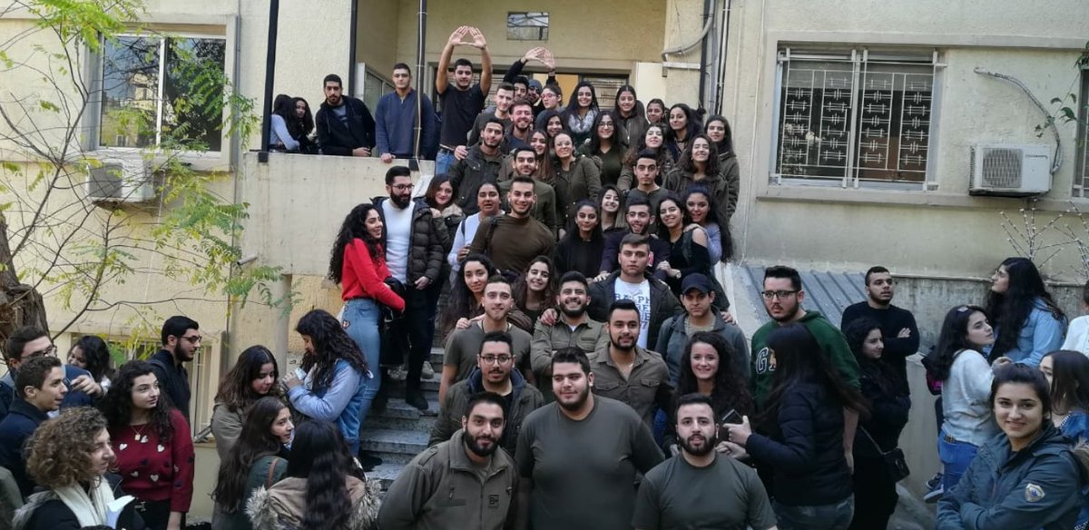 FadyFl's tweet photo. هيدي الجامعة اللبنانية-كرم الزيتون جامعة الشيخ بشير الجميل و رح تضل غصب عن يلي بيرضى و يلي ما بيرضى...
نحنا شايفينكن هلقد 👌🏻 🍊 @jnjeim81 
#الكذاب_القوي https://t.co/8zQPOiTSsU