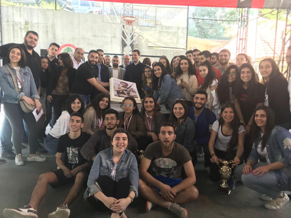 FadyFl's tweet photo. هيدي الجامعة اللبنانية-كرم الزيتون جامعة الشيخ بشير الجميل و رح تضل غصب عن يلي بيرضى و يلي ما بيرضى...
نحنا شايفينكن هلقد 👌🏻 🍊 @jnjeim81 
#الكذاب_القوي https://t.co/8zQPOiTSsU