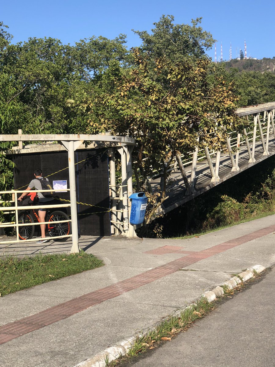 Hei <a href="/scflorianopolis/">Prefeitura de Florianópolis</a> e <a href="/g1santacatarina/">G1 Santa Catarina</a> pra acabar né? Ainda não arrumaram isso? Vão esperar oque? Final de ano?