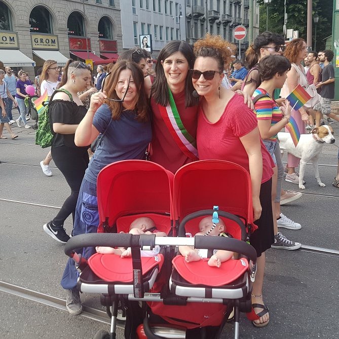 c_appendino's tweet photo. Tra i momenti più toccanti di questi 4 anni c'è il riconoscimento dei figli e delle figlie delle coppie omogenitoriali. 
L'aver avuto la possibilità di dare a quelle bambine e a quei bambini una vera famiglia, dove crescere con cura e amore...
#Pride
https://t.co/iq1rxIVDPU https://t.co/L0poYjHvCh
