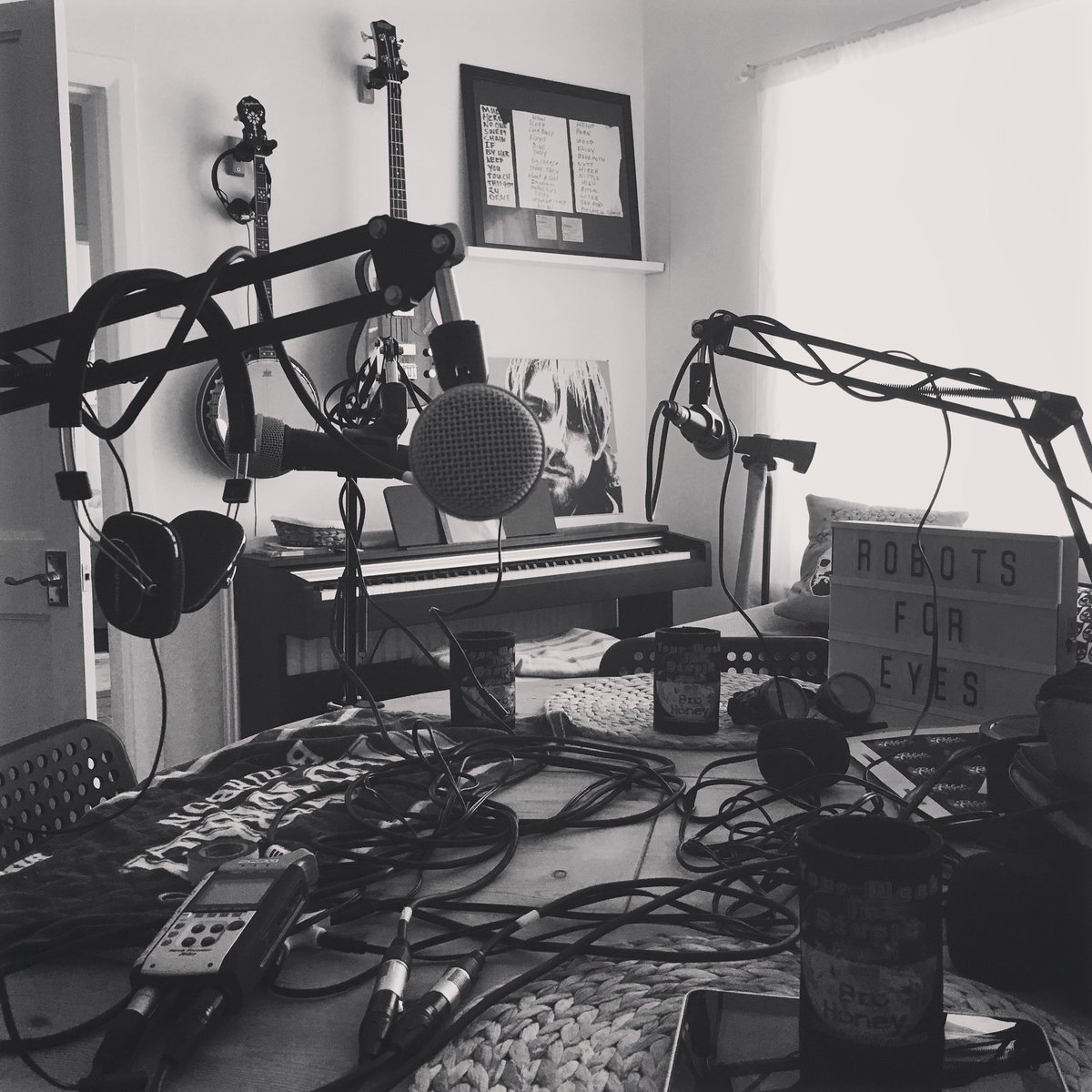 robotsforeyes's tweet photo. The portal has opened π€#robotsforeyespodcast #podbelly #podbellynetwork #recordingstudio https://t.co/MF4W46rr6W