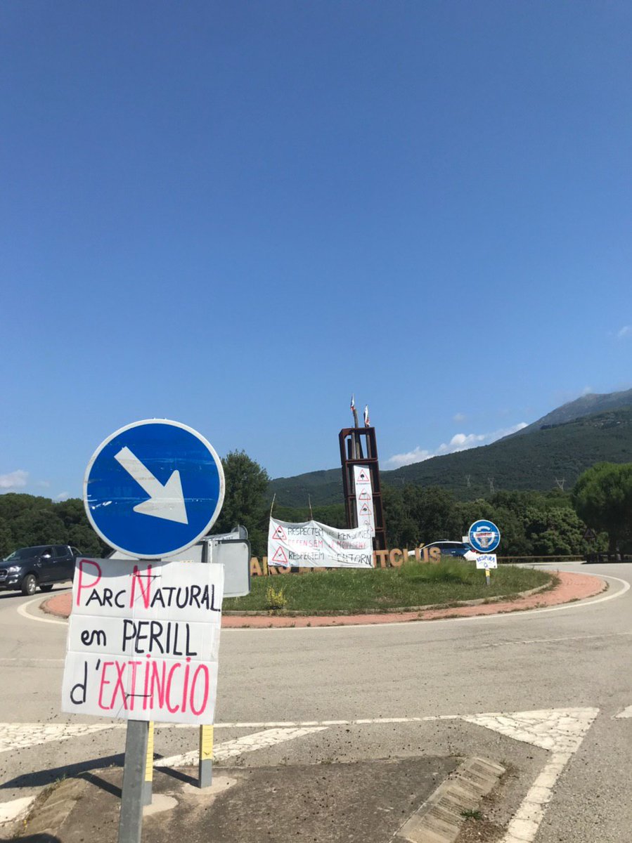👉Avui hem tornat a concentrar-nos a les entrades del massís del Montseny per exigir responsabilitats a les autoritats i que prenguin mesures de protecció!

💥Ho tenim clar:
controlar la capacitat de càrrega d visitants, llei de protecció del Montseny i restriccions de velocitat.