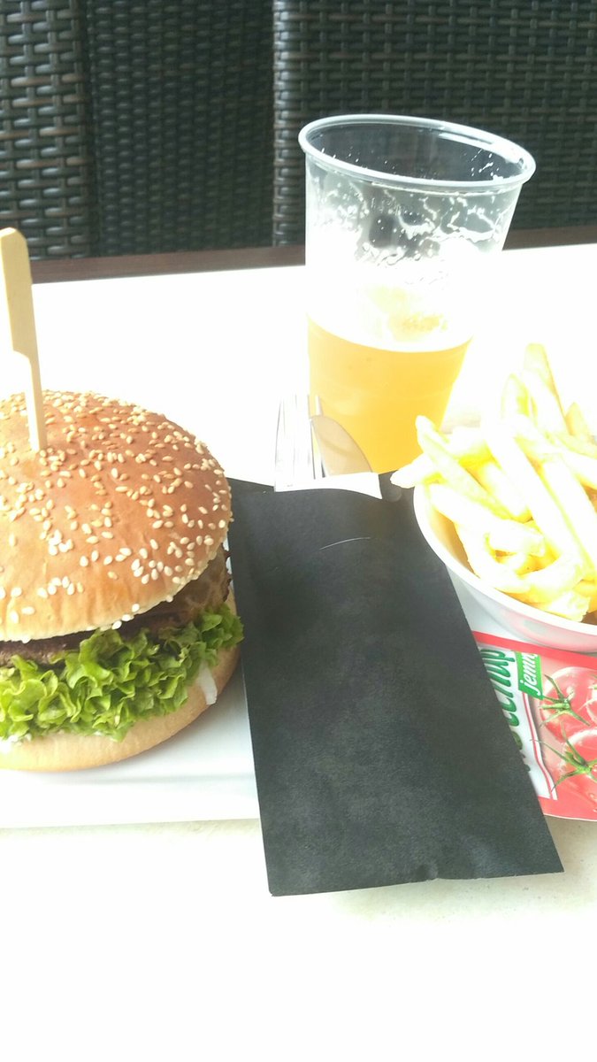 pravdamoja's tweet photo. #beese churger #luxury lifestyle uz som par fries ate haha livim my#bestlife https://t.co/1B0ut118D8