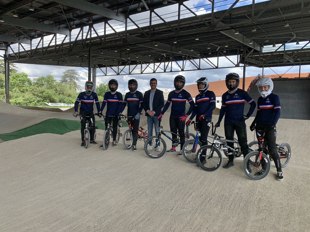 lefortmanu's tweet photo. Bien encadré @lartot par la patrouille de France #BMX 
🚀🚀🚀@axellebmx @FlorianRinguede 
🚨#stade2 dimanche 📺 20h05 @France3tv https://t.co/k5XUGW2ngp