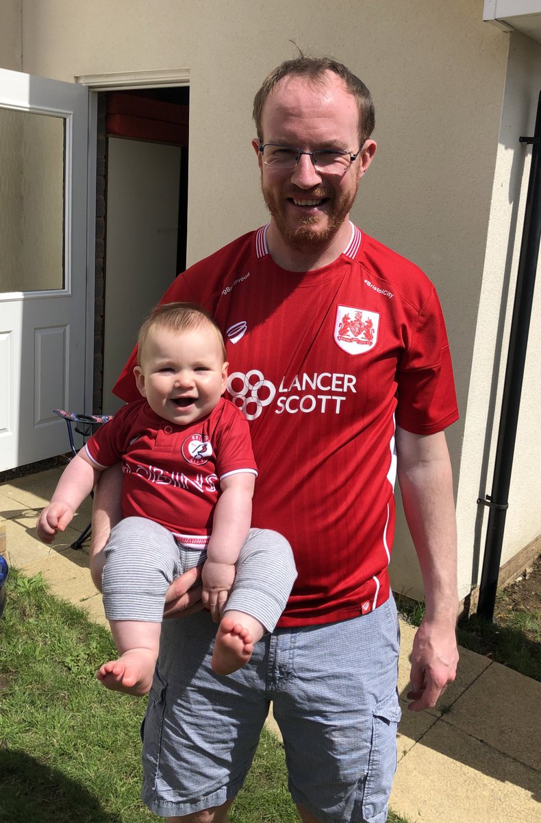 chilean_nat's tweet photo. Someone’s happy the football’s back on! 

#BLABRC #OTIB #BCFC #BristolCity #MiniFan #BristolCityFC https://t.co/qS0koYwsfI