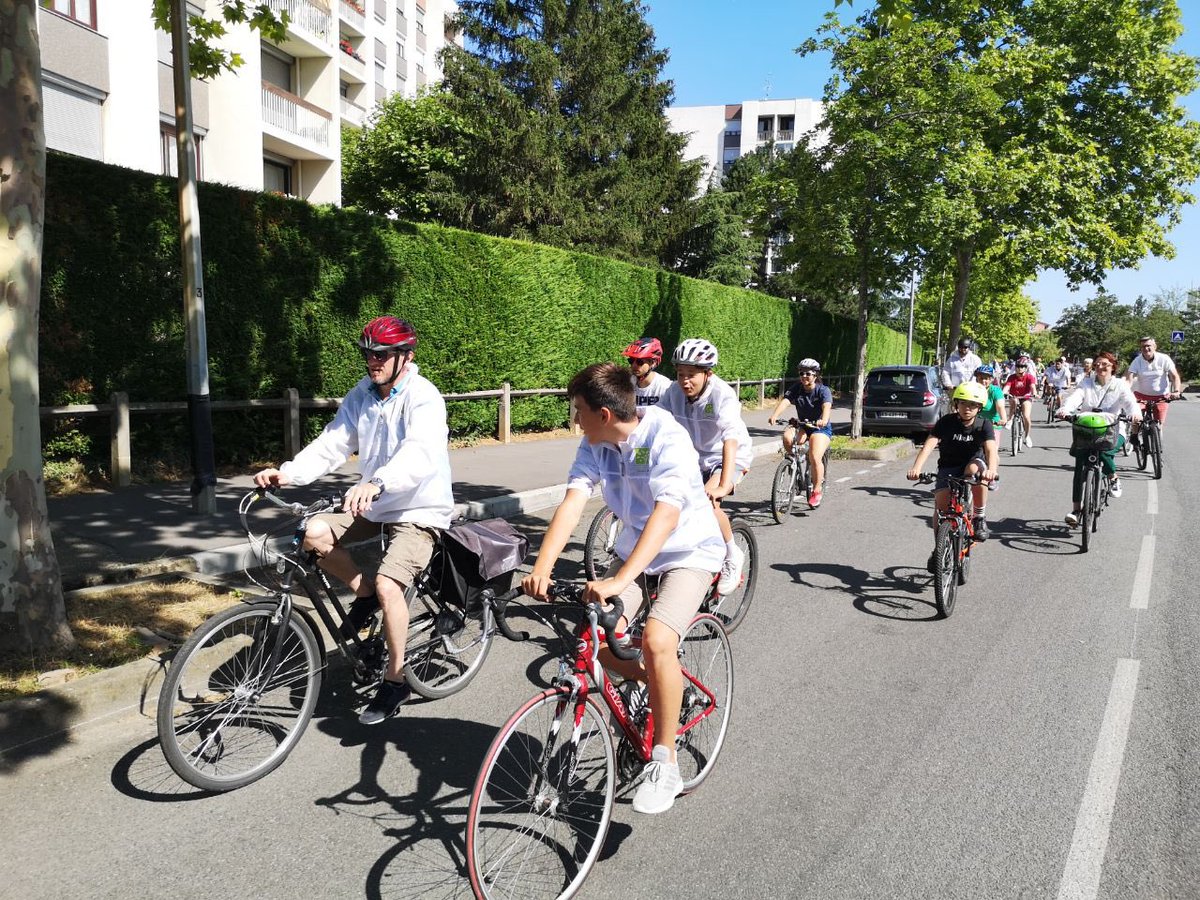 aimersaintgenis's tweet photo. La vague blanche et verte a déferlée sur la commune de @St_GenisLaval ! Une belle balade à 🚲🛴🦼
Le 28 juin, changeons Saint-Genis #nousSommesPrêts #aimersaintgenis #notrePartiCEstSaintGenis https://t.co/GgUVMzJMtM