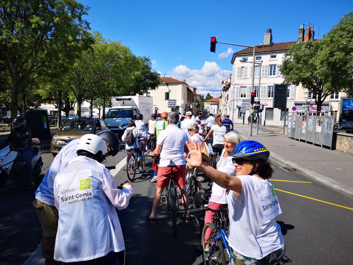 aimersaintgenis's tweet photo. La vague blanche et verte a déferlée sur la commune de @St_GenisLaval ! Une belle balade à 🚲🛴🦼
Le 28 juin, changeons Saint-Genis #nousSommesPrêts #aimersaintgenis #notrePartiCEstSaintGenis https://t.co/GgUVMzJMtM