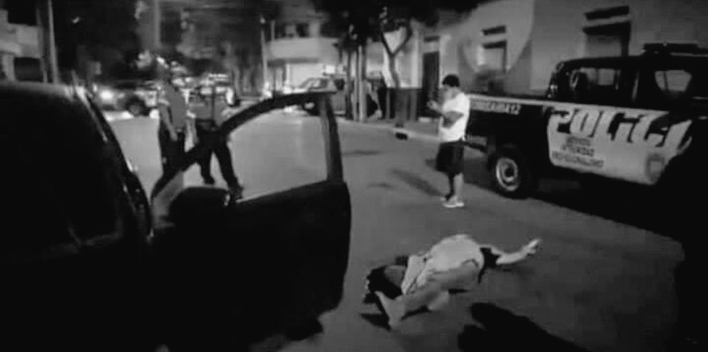 Joven trabajador desarmado muere en manos de la policía de un balazo en la cabeza. Un permiso para circular en mano era su única arma, trabajar para sobrevivir fue su condena. Justicia para Edgar Rene Ic, resignación para su familia, castigó a los responsables.