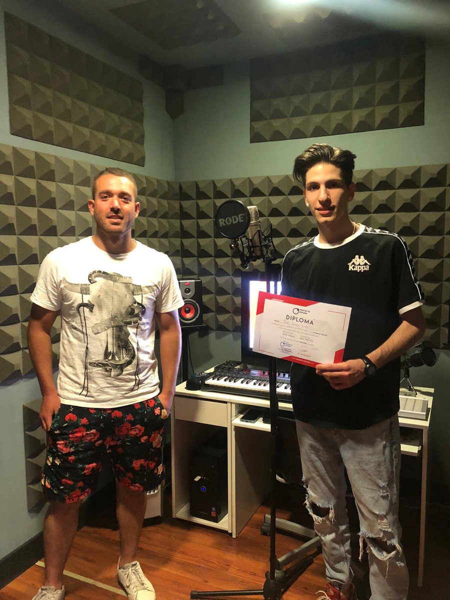 #proyectoespuma #granada
#curso_grabacionyediciondevoces

▶️Formamos y promocionamos artistas desde el 2005◀️

👉 REITERAMOS el increíble resultado de la primera promoción de nuestro curso de GRABACIÓN &amp; EDICIÓN DE VOCES💥

💥 No dejes tú formación en manos inexpertas‼️