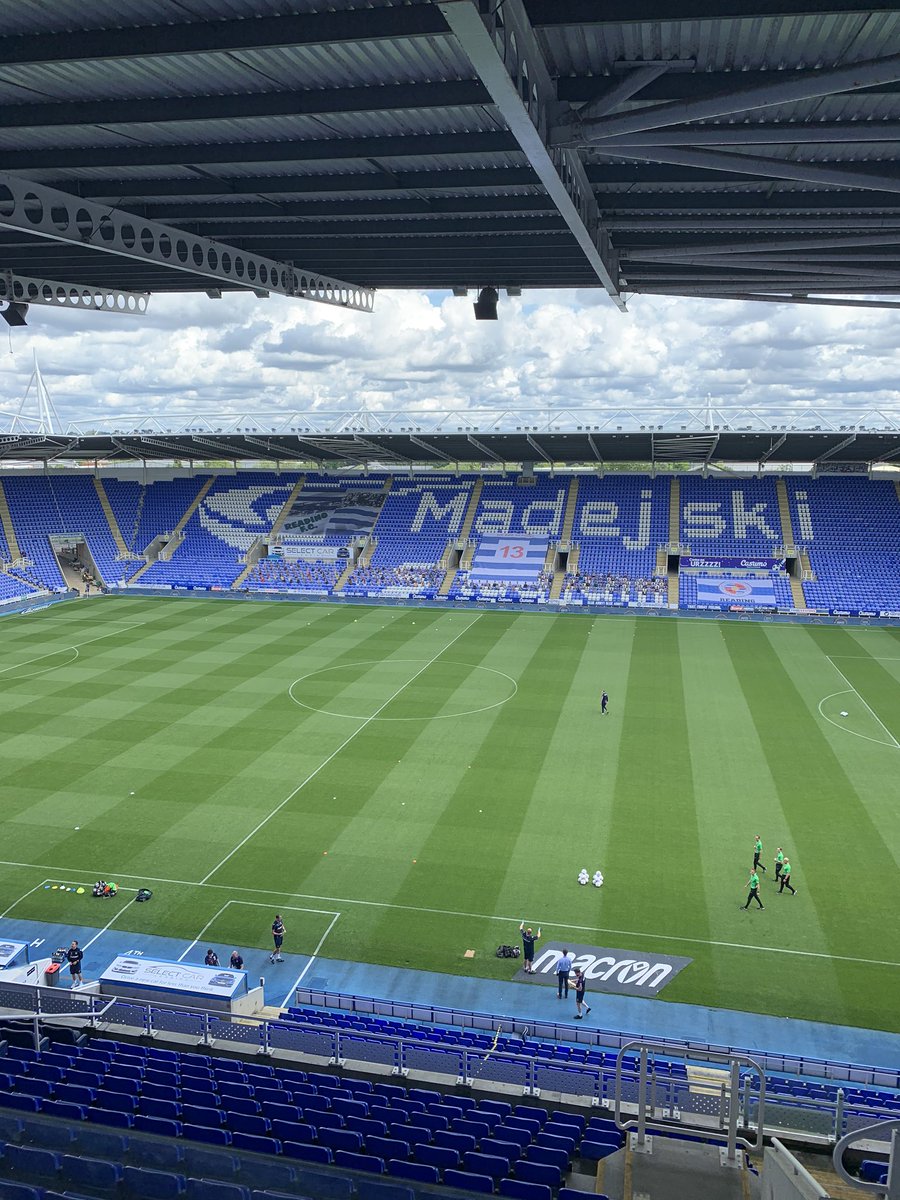 Fake fans but real football at the Mad Stad. Michael O’Neill is here having only returned to work yesterday after a positive test for #COVID19. Looking forward to bringing you #goalsastheygoin on @talkSPORT as @ReadingFC take on @stokecity at 3pm