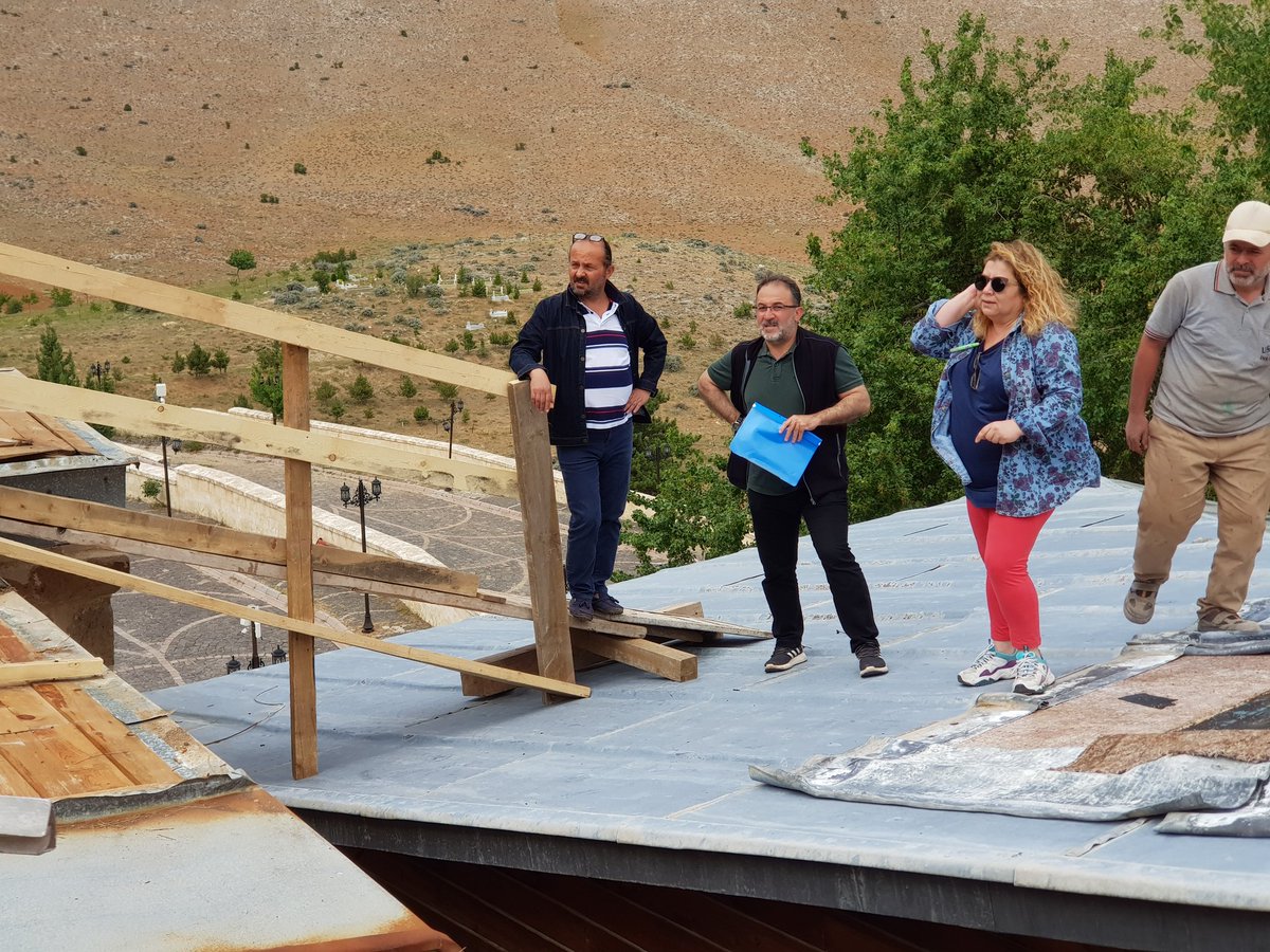 mehmetfatihguvn's tweet photo. Göz nurumuz, #Eshab-i #Kehf imizde restorasyon başladı.
Bakım onarım çalışmaları kapsamında çatılar yenilenerek yapının tahrip olması engellenecek . https://t.co/BcNVRHYo7b