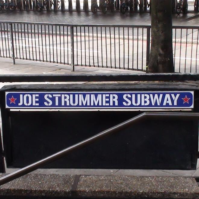 iplada's tweet photo. En una escena de la serie Marcella pasa por la estación #joestummer , che q envidia me dio , como nos cuesta homenajear a nuestros ídolos rockeros https://t.co/7Xc1AuOKCa