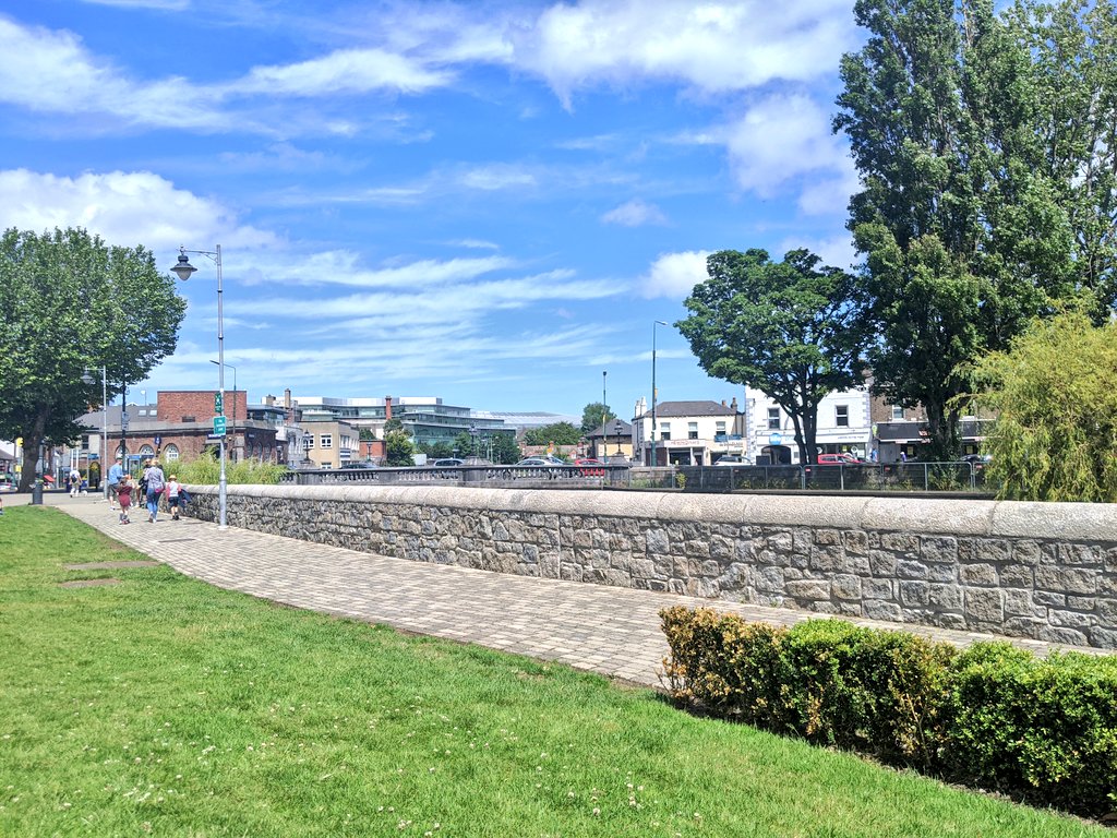 Mick_Finnegan's tweet image. Burgers and Beers with @Ltm67 at @TheBridge1859 Always good to bump into @NoelAnderson_ It's a great spot for food. Even better when the weather is class. #SunsOutGunsOut #TopsOff 🤣