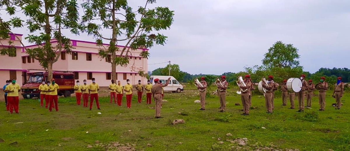 Today, 47 of our #covidwarriors who returned from Kolkata following restoration tasks post #CycloneAmphan recovered from #COVID19 and were welcomed with band display at our training centre Naraj.@homeodisha @SRC_Odisha @HFWOdisha @SecyChief @CMO_Odisha