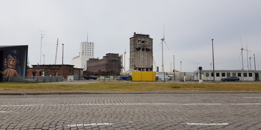 Opgelet: rond 16u is er een gecontroleerde #explosie van een graansilo aan het #Noordkasteel. Mogelijk veroorzaakt dit #geluidshinder en #trillingen in de omgeving. Meer info: bit.ly/2zN9hY8 #SAMGA