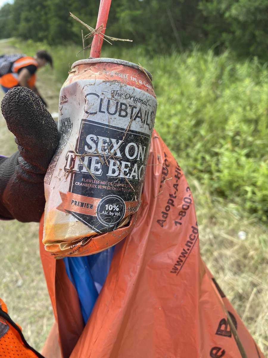 Shawnado5's tweet photo. Trying to do something good for our environment, cleaning a highway with @erikaratliff and @ricksontw1tter and Rick slices me with glass in the trash bag 😒 #startthewave https://t.co/d5xa5MeM5L