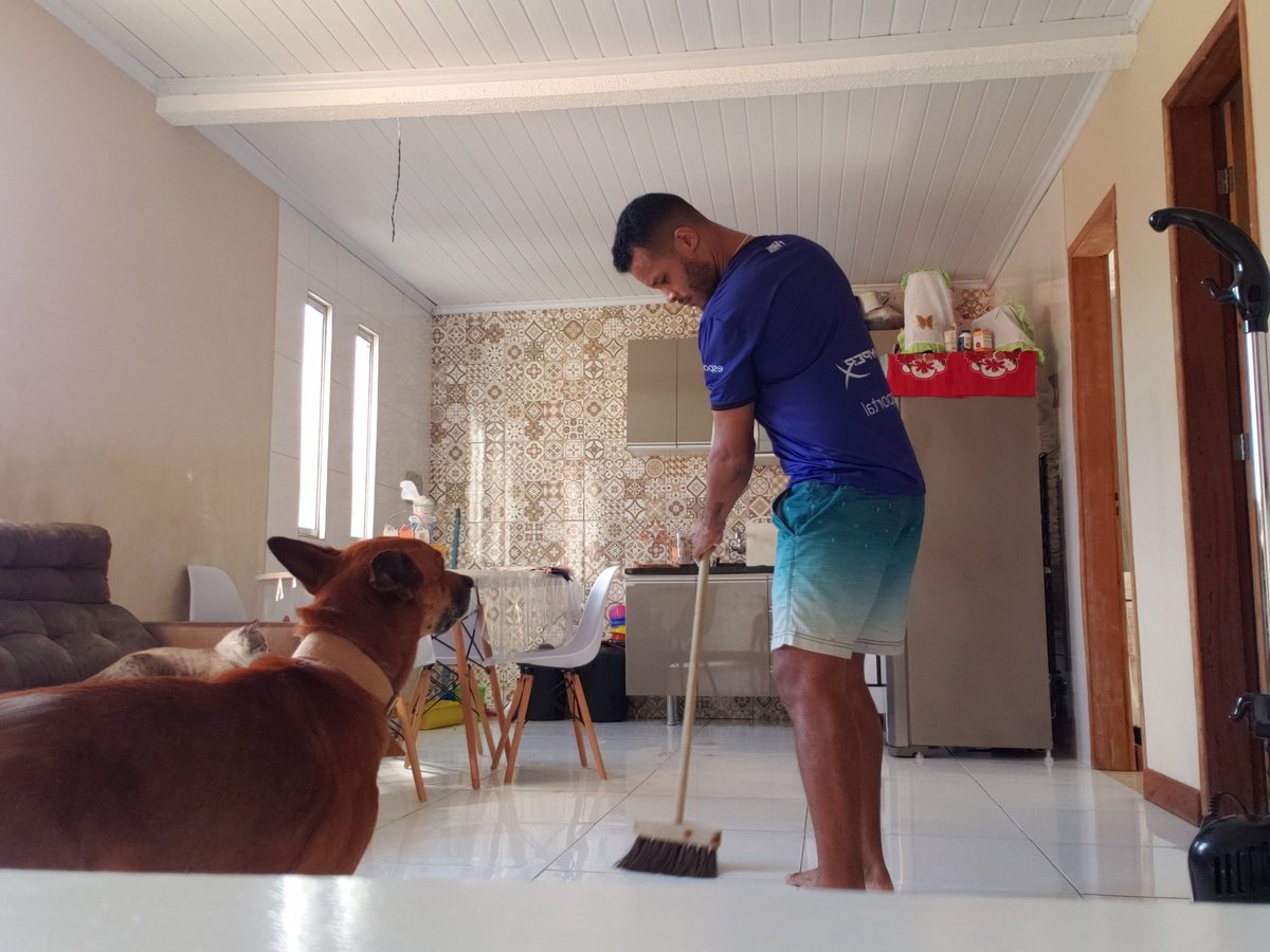Varri a casa juntamente com Jhoe (dog) ajudando (só olhado, vistoriando para megera não pegar nois na falha)