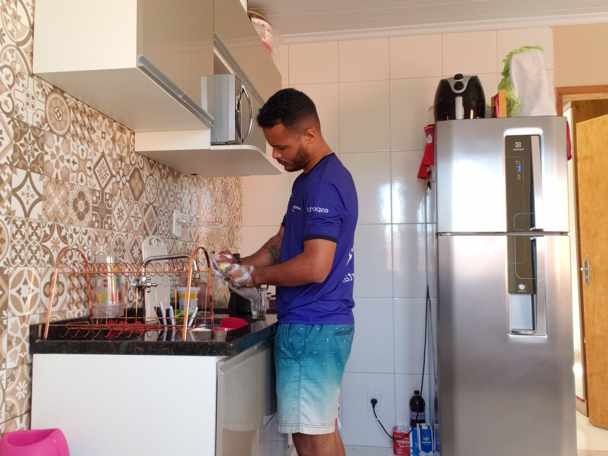 Oooorra, lavei os pratos. Mermão, quer ficar de boa às 18:30 no alambrado? Lave os pratos, é ideia.