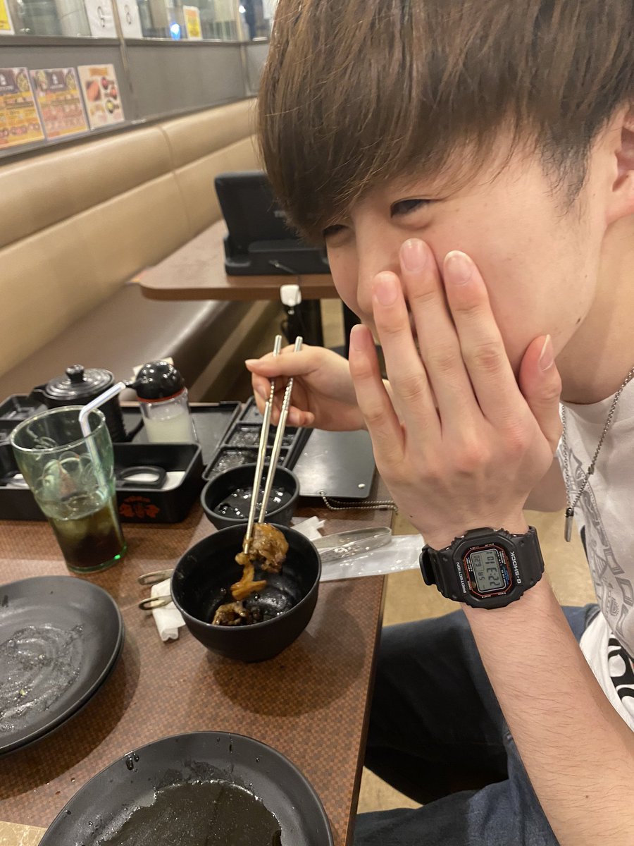orimo_mania's tweet photo. お腹いっぱいでカルビ2枚を10分かけて食べる(ユーリあるある) https://t.co/kZQjufs84e