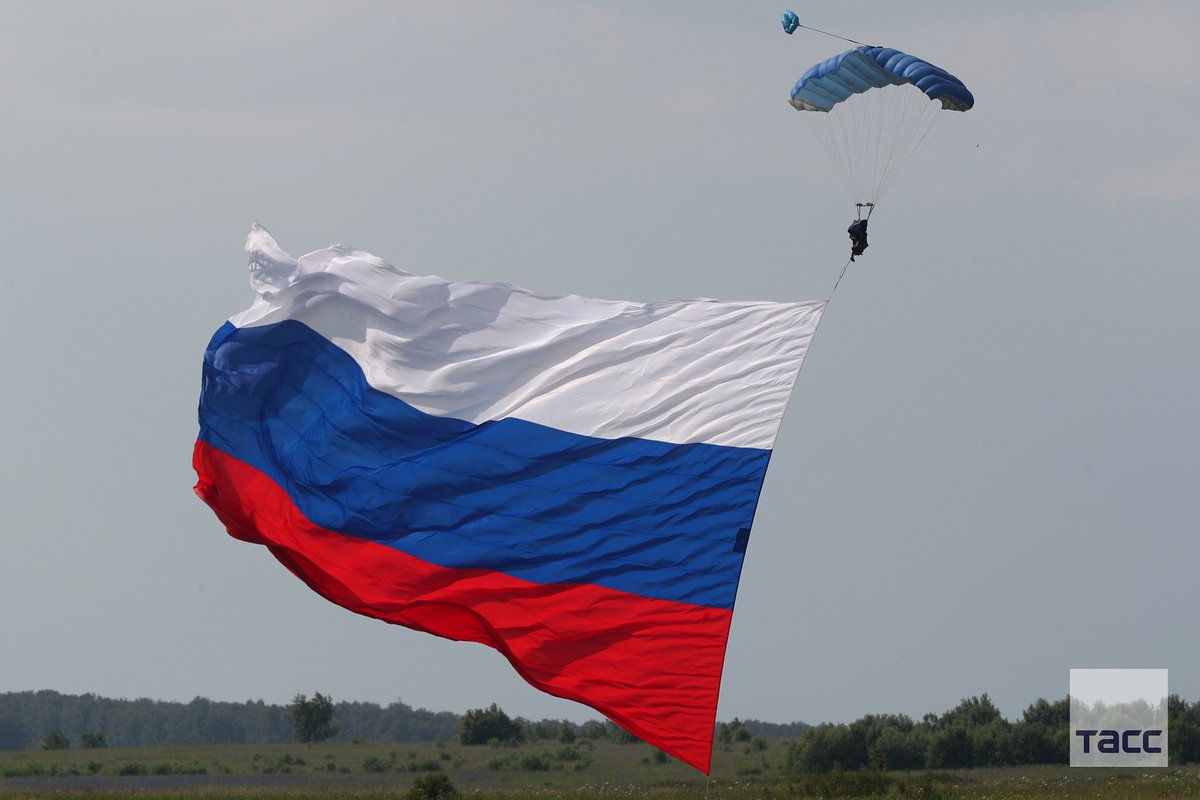 Небо российский флаг