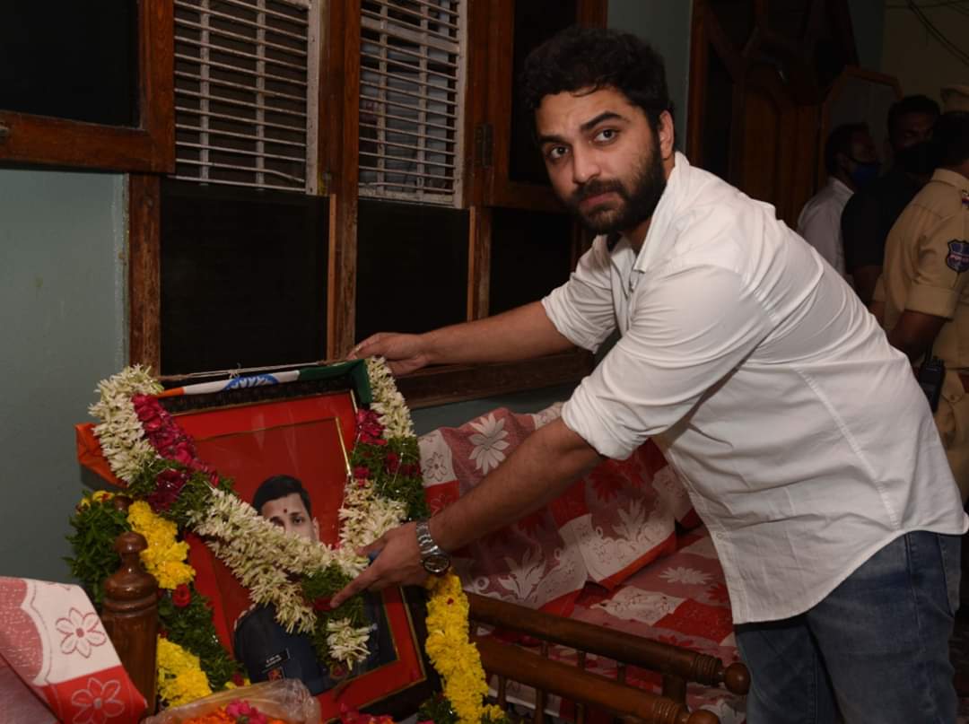 SYadavtrs's tweet photo. సంతోష్‌బాబు కుటుంబాన్ని పరామర్శించిన  హీరో #విశ్వకసేన్ #vishweksen #telaganahero https://t.co/kahx1EeJXR
