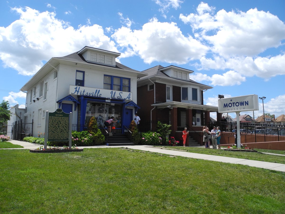 20.6.17 was a day in Detroit. I stayed at the salubrious Motor City Casino. Even downtown, there's an edge to Detroit, but it has the Motown Museum, downtown monuments to the concept of 'Work' (what else could a massive fist symbolise?) and the odd sight of Canada due south...