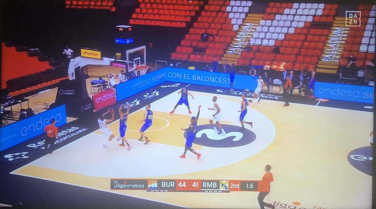 discogas's tweet photo. Sigue complicando @SanPabloBurgos a @RMBaloncesto. Final del segundo cuarto con @nicolapro7 y @facucampazzo en cancha, diferencia de tres. https://t.co/qDyPXRwNxa
